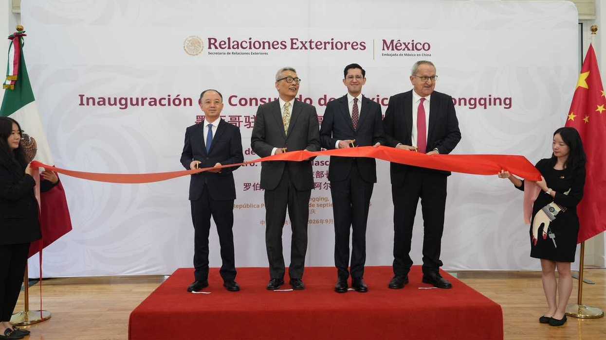 Roberto Velasco Álvarez y autoridades de México y China cortan el listón inaugural del Consulado de México en Chongqing.