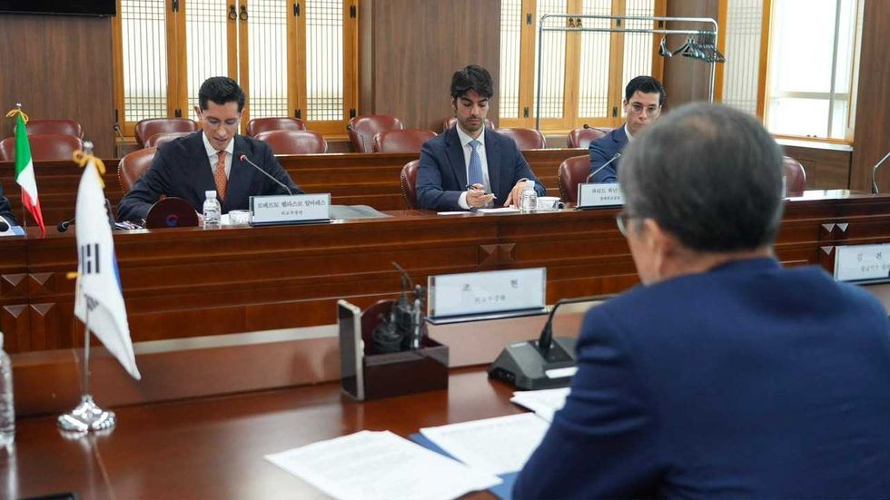 Roberto Velasco \u00c1lvarez y funcionarios mexicanos frente al canciller coreano Cho Hyun durante la reuni\u00f3n bilateral en Se\u00fal
