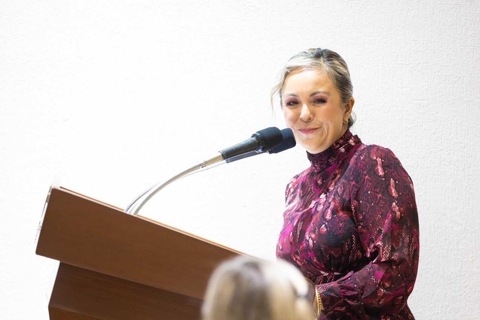 Roc\u00edo Hern\u00e1ndez Romero, presidenta de CANACO San Juan del R\u00edo, habla en podio durante ceremonia de toma de protesta 2026.