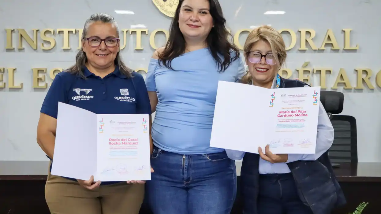 Rocío del Coral Rocha Márquez y María del Pilar Garduño Molina muestran reconocimientos del IEEQ junto a otra participante