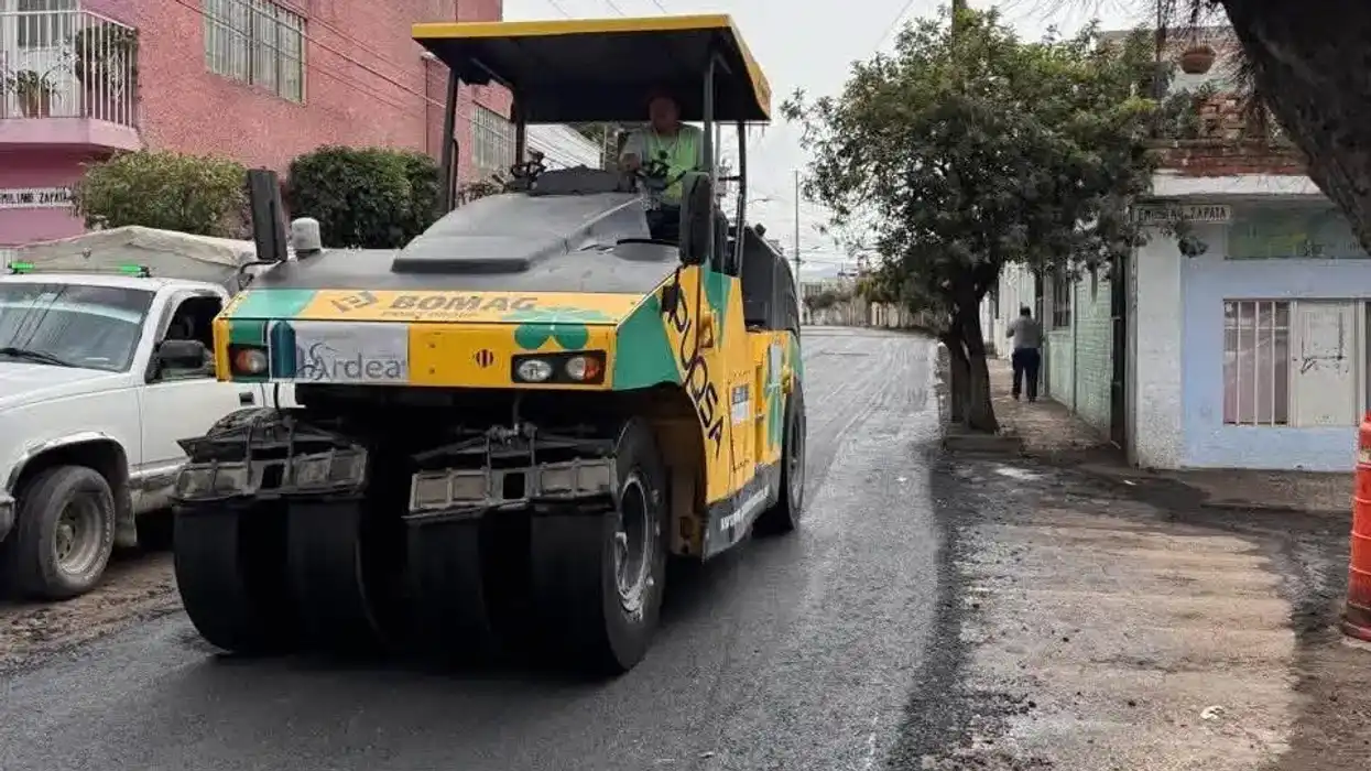 Rodillo compactador realiza trabajos de pavimentación en calle de la colonia Juárez, San Juan del Río.