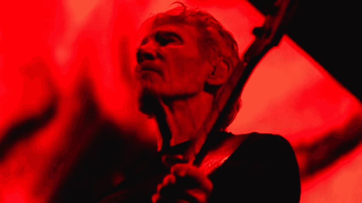Roger Waters es investigado en Berlín tras portar atuendo de estilo nazi durante concierto.