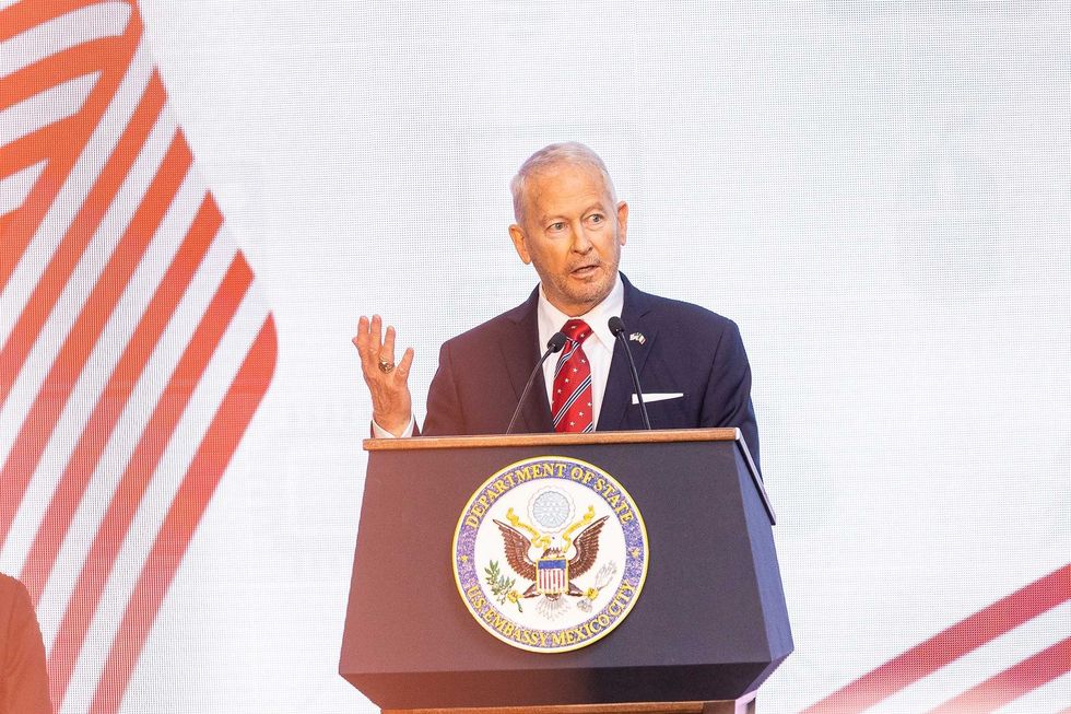 Ronald D. Johnson pronuncia un mensaje desde el podio de la Embajada de Estados Unidos durante la ceremonia por el 250 aniversario de la independencia estadounidense.El embajador Ronald D. Johnson encabez\u00f3 la ceremonia oficial por los 250 a\u00f1os de independencia de Estados Unidos en M\u00e9xico.