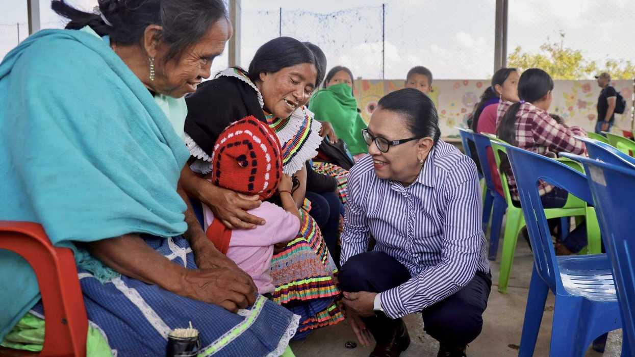 Rosa Icela Rodríguez se reúne con familias desplazadas en Chilapa, Guerrero, tras los ataques de Los Ardillos a comunidades nahuas.