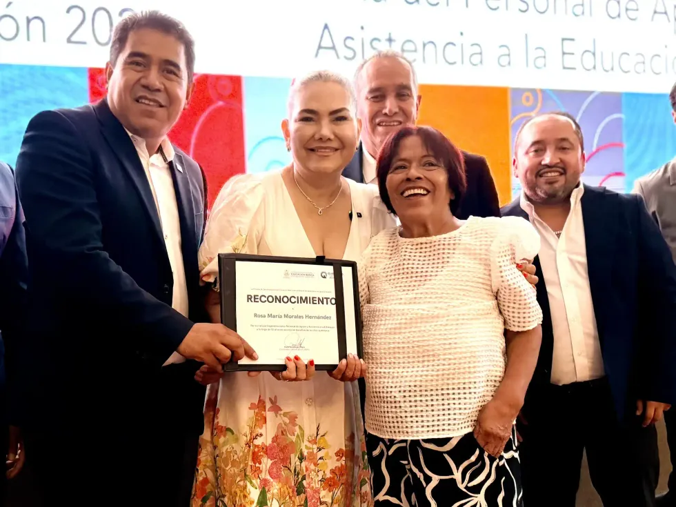 Rosa Mar\u00eda Morales Hern\u00e1ndez recibe reconocimiento de USEBEQ por 50 a\u00f1os de servicio