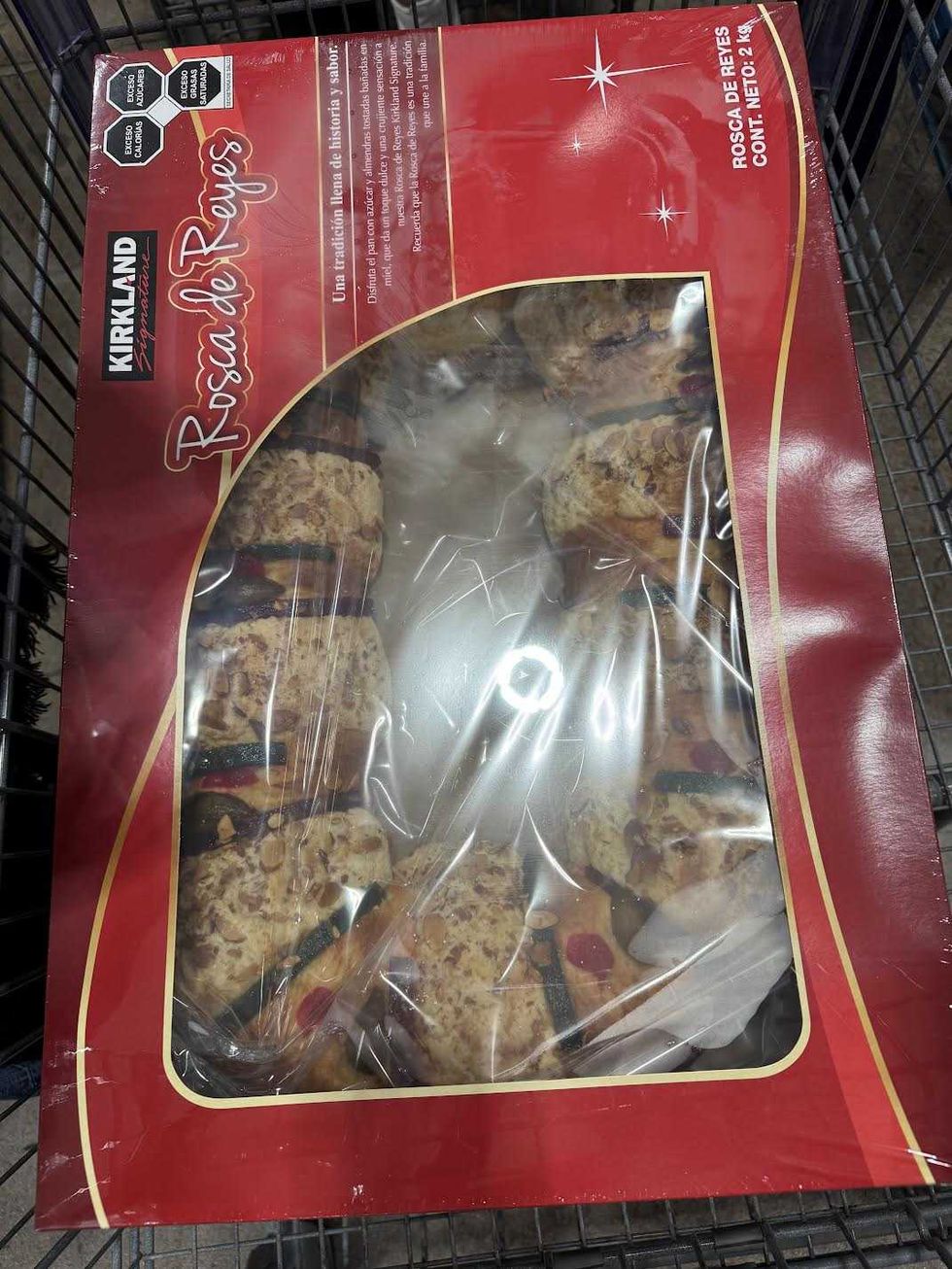 Roscas de Reyes exhibidas en Costco Quer\u00e9taro con precios de hasta 500 pesos en versiones con crema para celebraci\u00f3n del D\u00eda de Reyes 2026