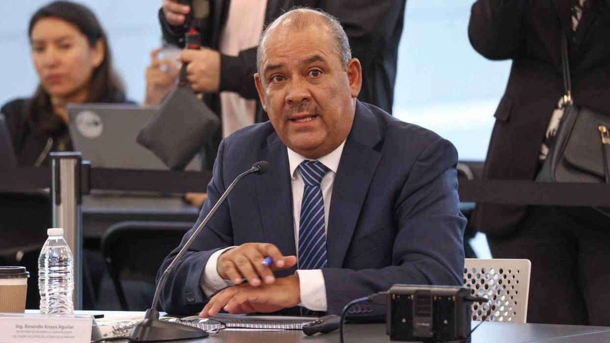 Rosendo Anaya Aguilar, secretario de Desarrollo Agropecuario de Querétaro, sentado frente a un micrófono ante reporteros