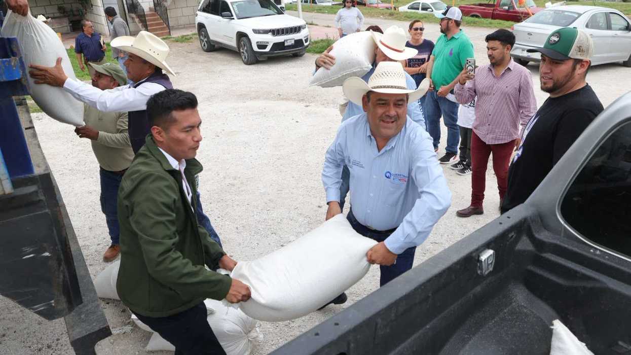 Rosendo Anaya participa en la entrega de semilla a productores del semidesierto de Querétaro.