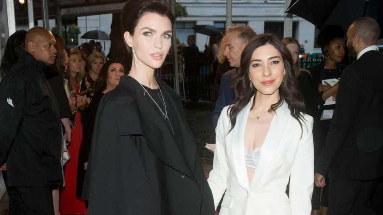 ruby-rose-recibe-clases-guitarra-novia