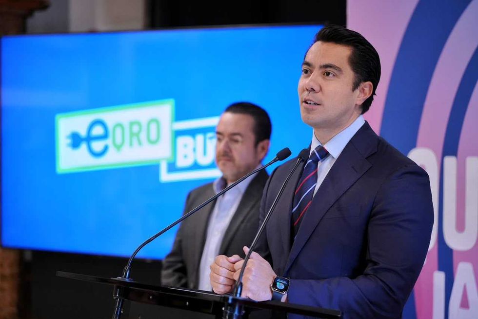 Rueda de prensa de la presentaci\u00f3n de Eqrobus, el transporte el\u00e9ctrico gratuito del Centro Hist\u00f3rico de Quer\u00e9taro, con medios de comunicaci\u00f3n presentes.
