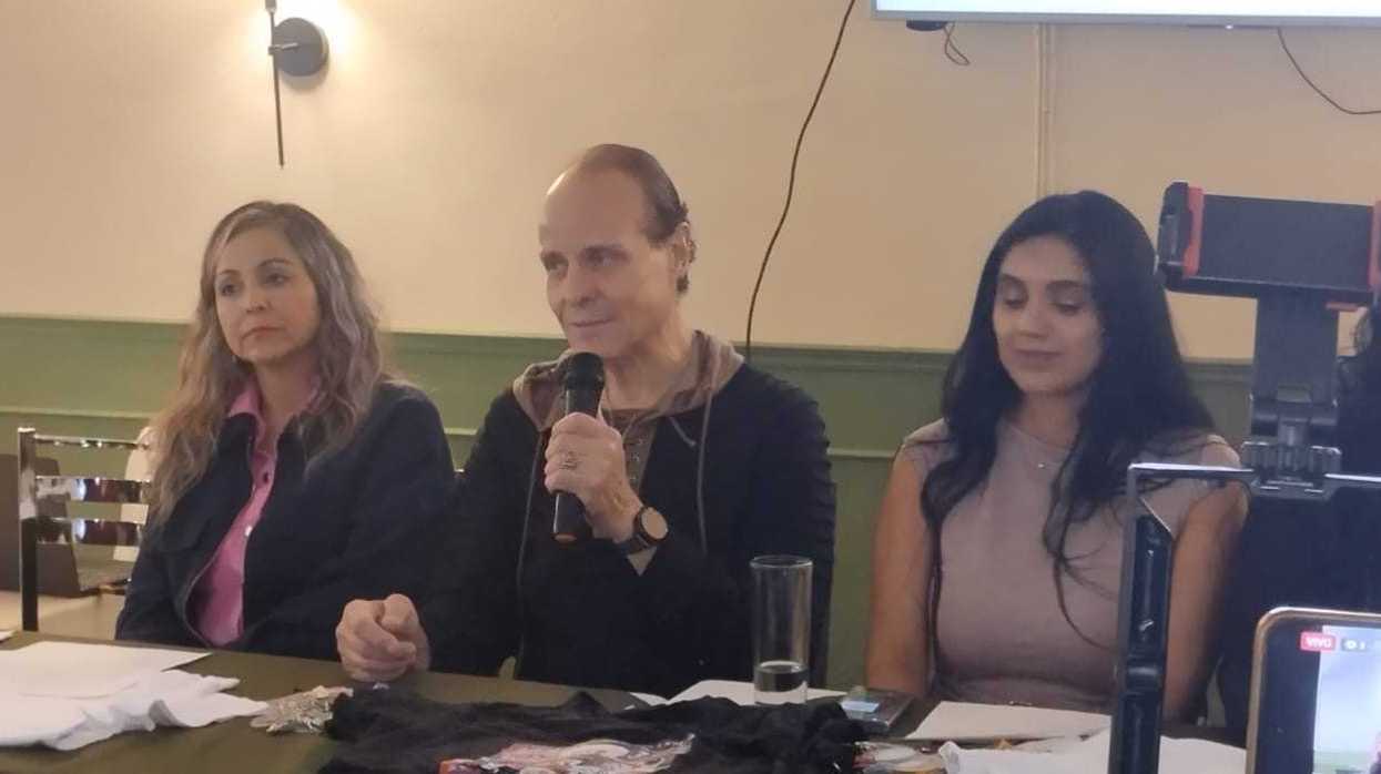 Rueda de prensa del musical Santa Claus en San Juan del Río con cuatro personas en una mesa y un micrófono