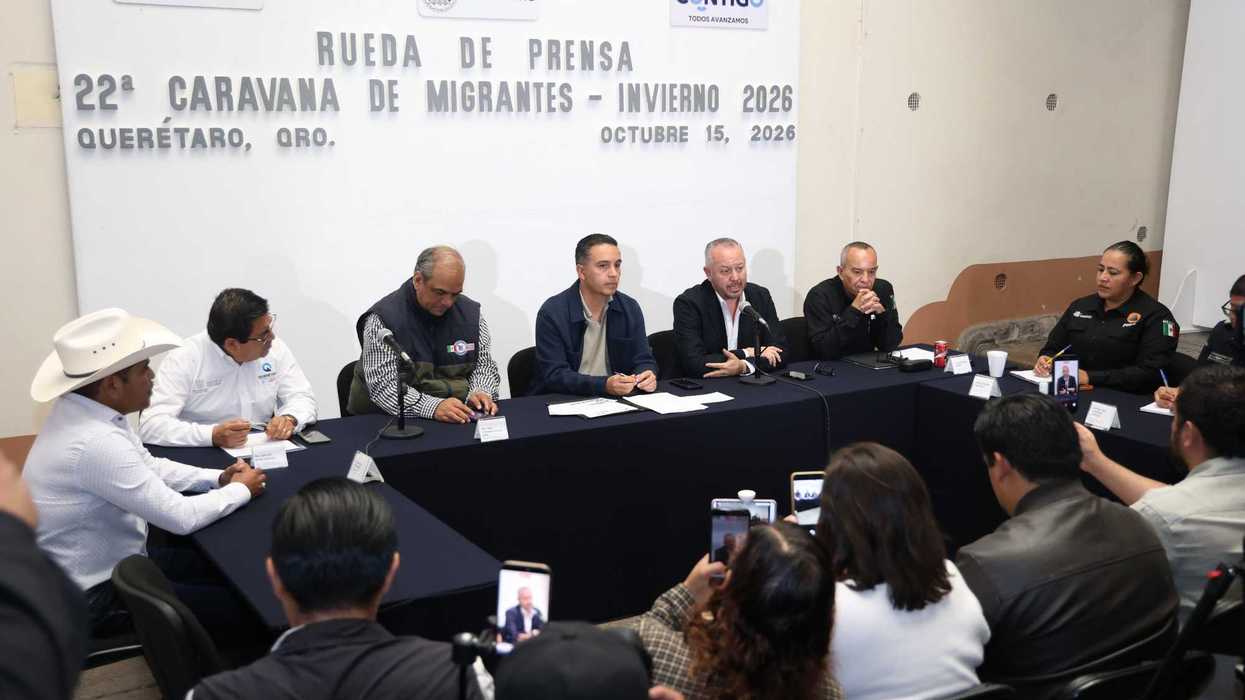 Rueda de prensa en Querétaro sobre la Caravana Migrante de Invierno 2026, con funcionarios sentados a una mesa