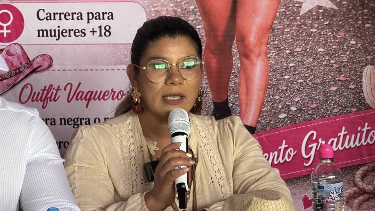 sa de rueda de prensa del FestiVaqueRun y VaqueRun con organizadores en San Juan del Río; al fondo, lona del VaqueRun La Locura de Ser Mamá.