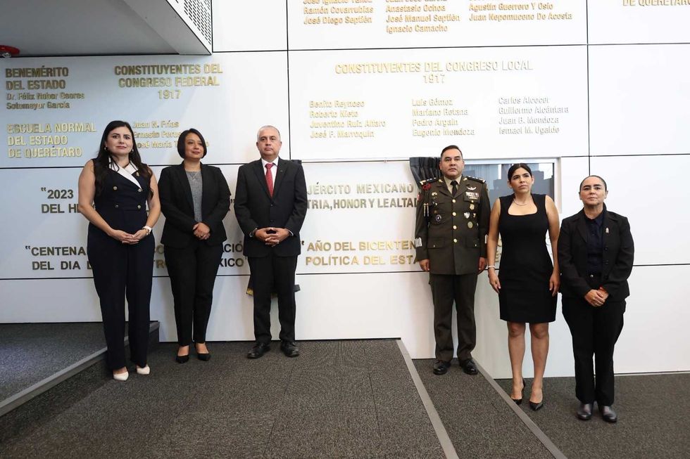 Sal\u00f3n de Sesiones Constituyentes 1916-1917 del Congreso de Quer\u00e9taro con la inscripci\u00f3n en letras doradas del homenaje al Ej\u00e9rcito Mexicano