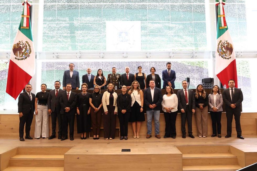 Sal\u00f3n de Sesiones Constituyentes 1916-1917 del Congreso de Quer\u00e9taro con la inscripci\u00f3n en letras doradas del homenaje al Ej\u00e9rcito Mexicano