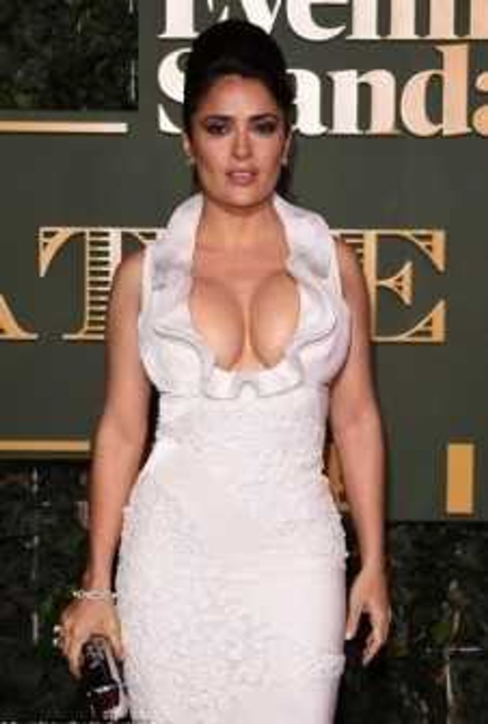 Salma Hayek causa controversia con su escote.