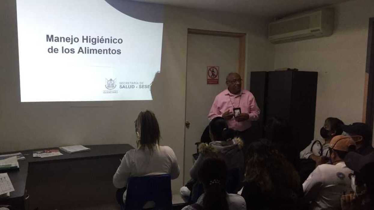 Salud capacita a manejadores de alimentos de la Feria del Toro en Tequisquiapan.