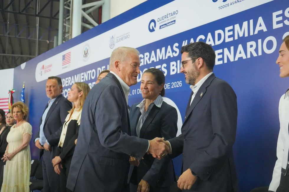 Saludo en el pres\u00eddium del abanderamiento de Academia Espacial y Beca Embajadores Bicentenario 2026 en Quer\u00e9taro