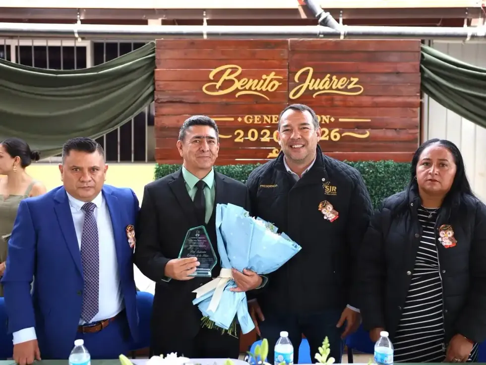 Salvador Estrada de la Parra recibe reconocimiento durante graduaci\u00f3n en Laguna de Vaquer\u00edas