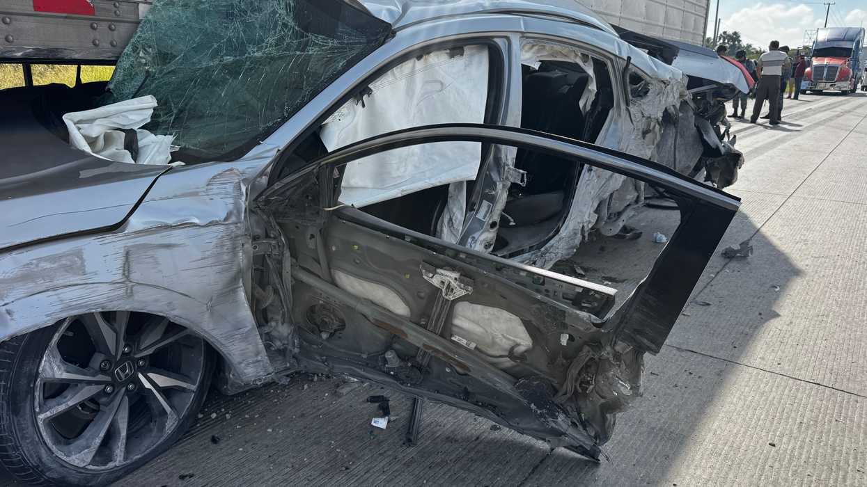 San Juan del Río, 21 de septiembre de 2026.- Dos personas resultaron lesionadas de consideración luego de que el automóvil en el que viajaban se incrustara en la parte baja de la caja de un tráiler, en el kilómetro 179 de la autopista México-Querétaro, con dirección a la capital del estado. Ambas fueron trasladadas a un hospital por los servicios de emergencia. El vehículo, un Honda con placas para el estado de Querétaro, presentaba un fuerte golpe lateral del lado del conductor antes de incrustarse contra la caja del tráiler, que circulaba por el carril de media velocidad. El patrón de daños observado en el lugar apunta a que el automóvil habría sido golpeado por otro vehiculo y perdido el control. Después habría impactado el muro de contención y rebotado hacia el carril de baja velocidad, donde terminó incrustado en la caja del tráiler. Las autoridades no confirmaron esa secuencia. El conductor del tráiler contó que avanzaba por el carril central cuando escuchó un fuerte chillido de llantas; al voltear hacia el espejo retrovisor, ya tenía el automóvil incrustado contra la parte media de su unidad. Dijo no saber qué o quién impactó al vehículo del otro costado, y afirmó que logró controlar su unidad y orillarse para evitar pasar sobre el auto accidentado. Él no resultó lesionado. En el lugar trabajaban Guardia Nacional y elementos de los servicios de emergencia, mientras permanecían cerrados dos carriles para abanderar el accidente, lo que generó fuerte tráfico vehicular en dirección a Querétaro. Las circunstancias exactas del choque permanecen sin esclarecer. Hasta el momento, la circulación con dirección a Querétaro continúa reducida mientras se retiran ambos vehículos del lugar.