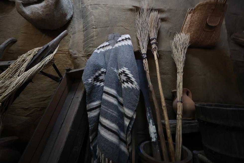 Sarape, escobas de palma y canasta de mimbre de la utiler\u00eda original en "La piel de las pel\u00edculas", Estudios Churubusco 2026