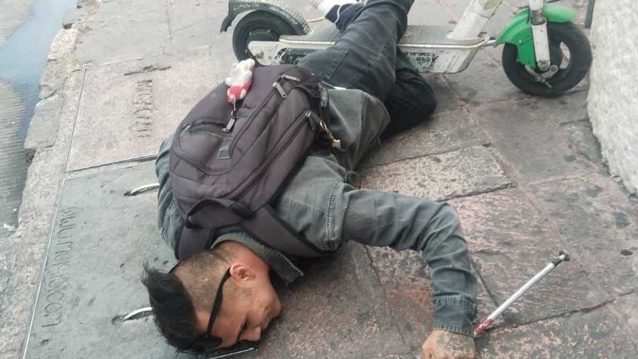 Scooter eléctrico estacionado en banqueta del centro de Querétaro obstruyendo paso peatonal cerca de Gutiérrez Nájera