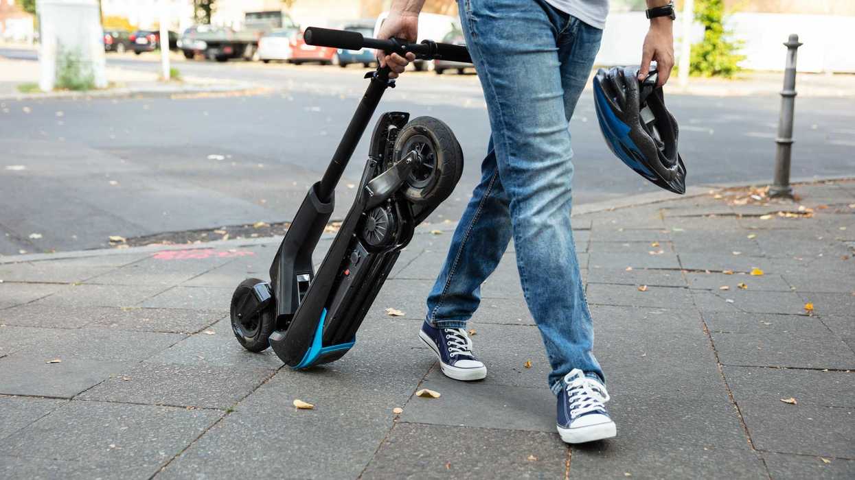 Scooters eléctricos en estacionamiento virtual autorizado en Querétaro tras nueva regulación de AMEQ