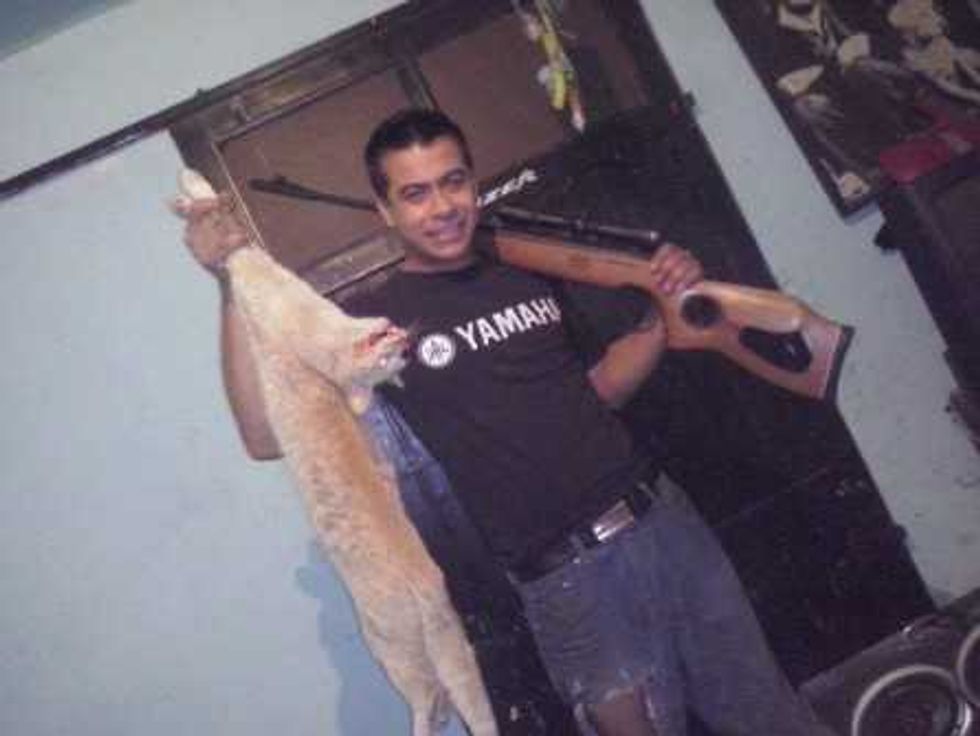 SE BUSCA MATA GATOS: Hugo Avendaño.