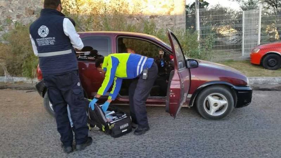 se impacta contra taxi mercedes benz 5