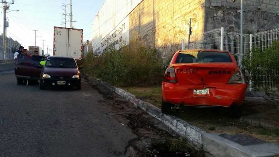 se impacta contra taxi mercedes benz 6