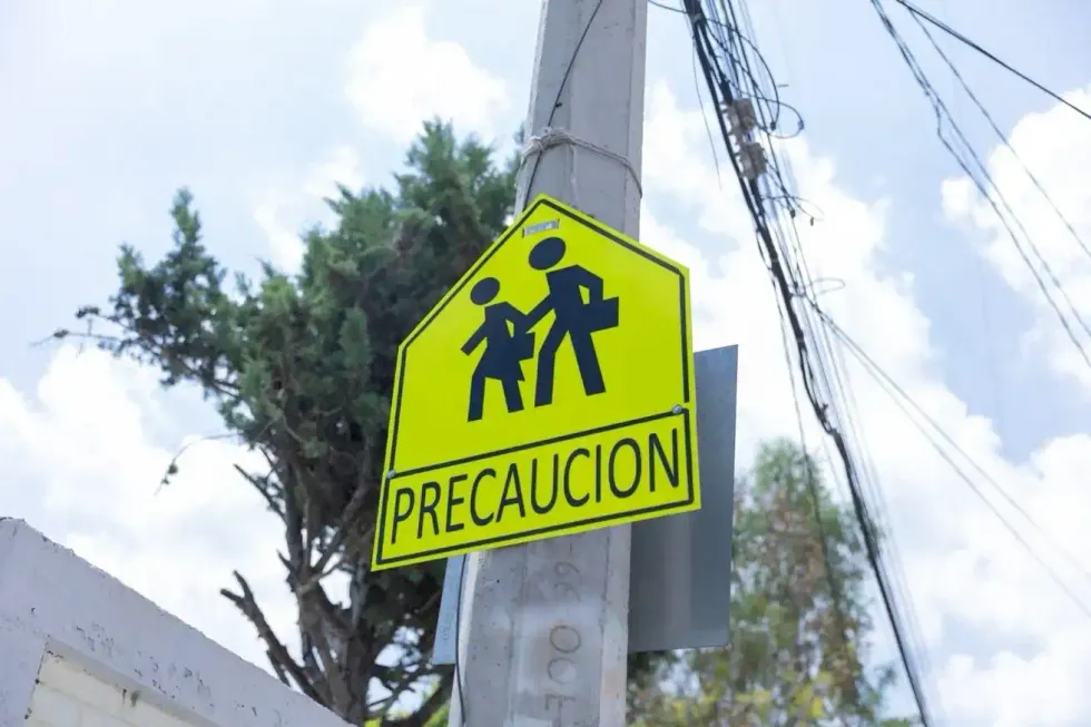 Se\u00f1al preventiva de cruce escolar instalada en una calle de Cerro Gordo, San Juan del R\u00edo.