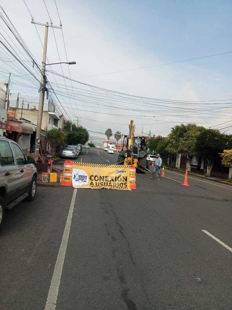 Se\u00f1alamiento y maquinaria de JAPAM delimitan el tramo en obra durante trabajos de conexi\u00f3n a usuarios en San Juan del R\u00edo