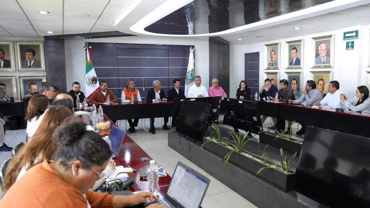 Secretaría de Educación Pública reabre mesas de negociación con SNTE mientras CNTE marcha en Zócalo. Dos estrategias sindicales ante la reforma educativa.