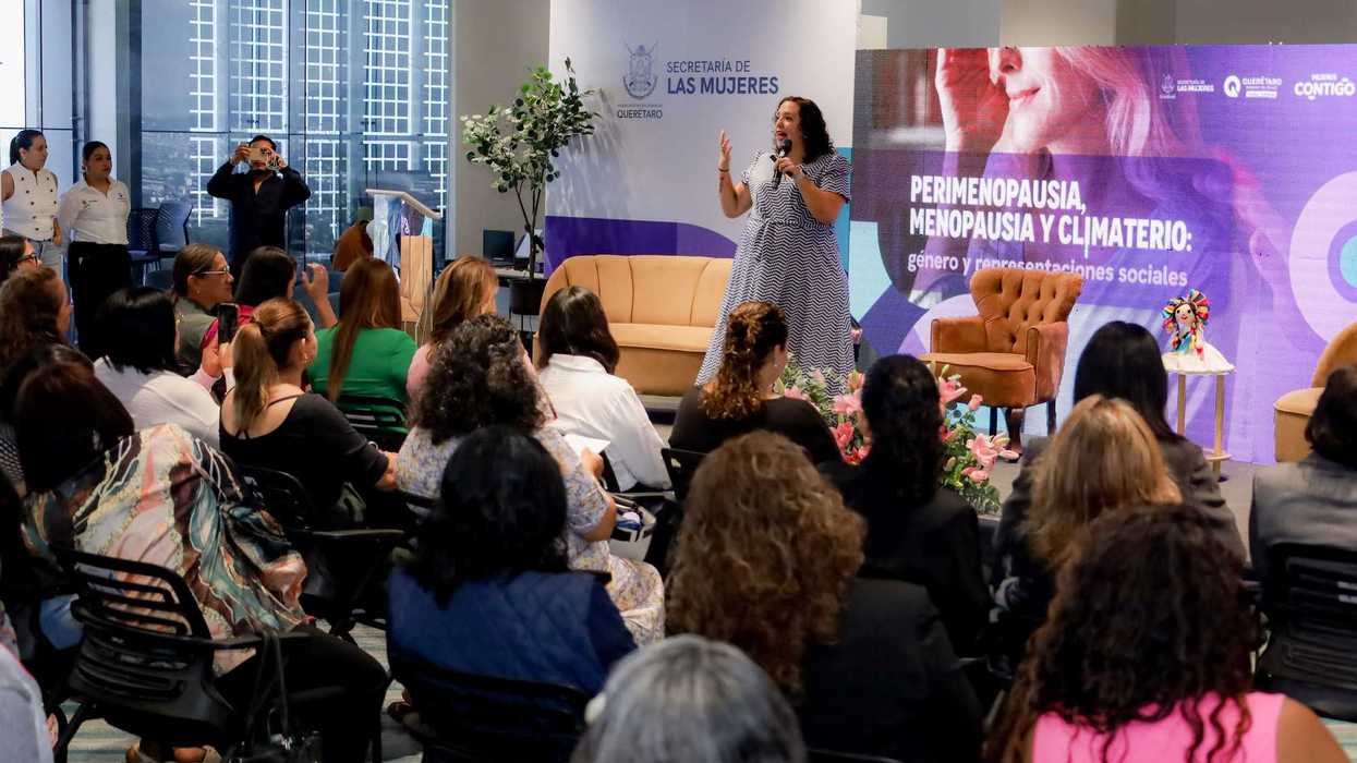 Secretaria de las Mujeres de Querétaro, Sonia Rocha Acosta, durante su intervención en el foro sobre climaterio, perimenopausia y menopausia