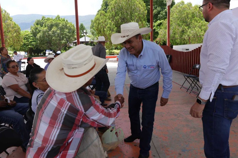 Secretario Anaya Aguilar ante productores sentados en asamblea con lona Aqu\u00ed Contigo Apoyamos al Campo Sierra Gorda