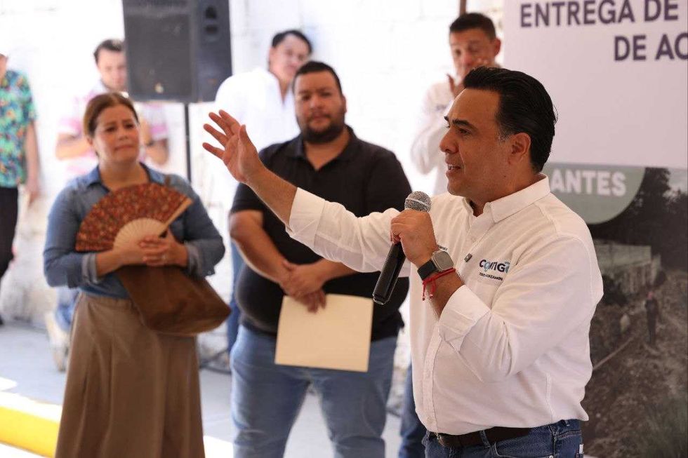 Secretario de Desarrollo Social Luis Nava durante entrega de obra de acceso en colonia Jardines de la Presa en Jalpan de Serra con concreto hidr\u00e1ulico y drenaje pluvial