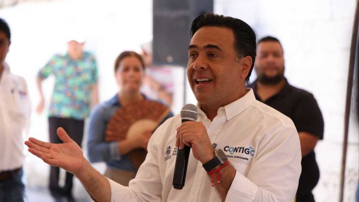 Secretario de Desarrollo Social Luis Nava durante entrega de obra de acceso en colonia Jardines de la Presa en Jalpan de Serra con concreto hidráulico y drenaje pluvial