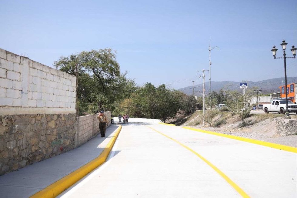 Secretario de Desarrollo Social Luis Nava durante entrega de obra de acceso en colonia Jardines de la Presa en Jalpan de Serra con concreto hidr\u00e1ulico y drenaje pluvial