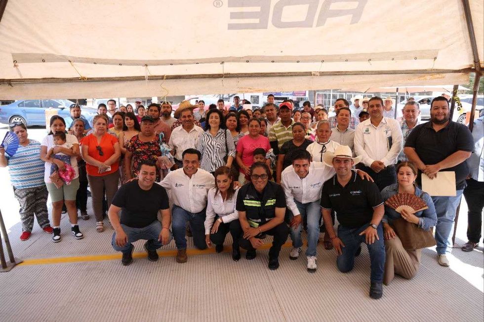 Secretario de Desarrollo Social Luis Nava durante entrega de obra de acceso en colonia Jardines de la Presa en Jalpan de Serra con concreto hidr\u00e1ulico y drenaje pluvial
