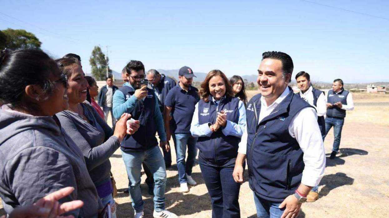Secretario Luis Nava entrega nuevas unidades de transporte escolar en San Juan del Río, Querétaro.