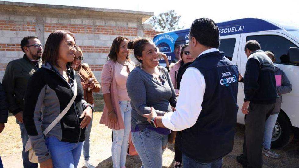 Secretario Luis Nava entrega nuevas unidades de transporte escolar en San Juan del Río, Querétaro.
