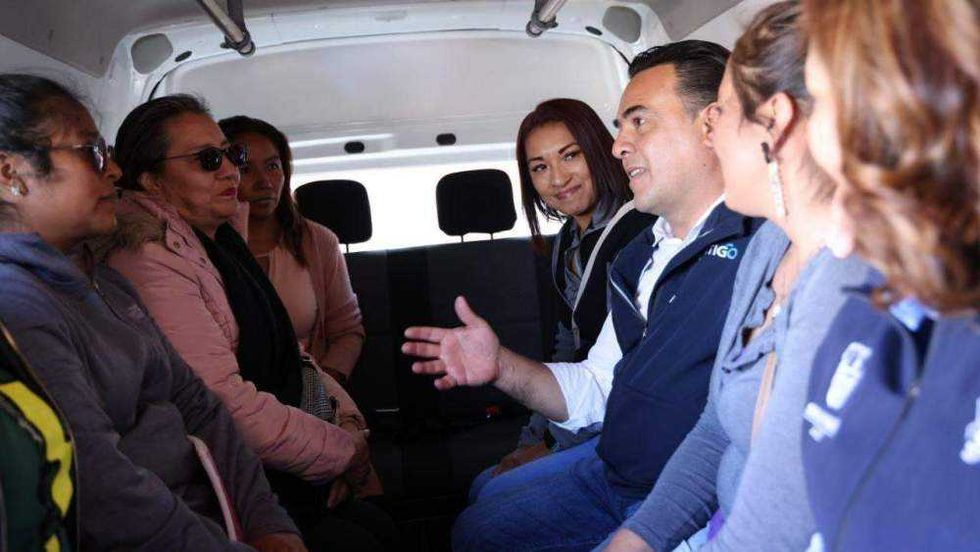 Secretario Luis Nava entrega nuevas unidades de transporte escolar en San Juan del Río, Querétaro.