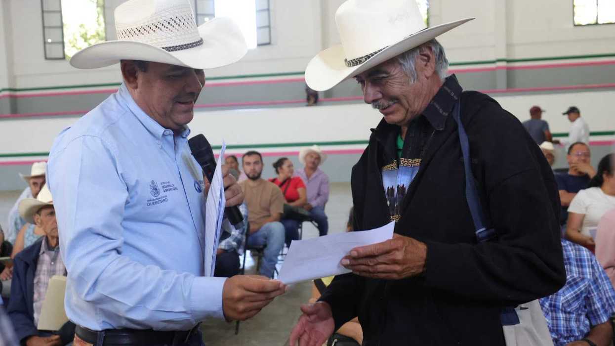 Secretario Rosendo Anaya entrega oficio de autorización a productor con sombrero en la Sierra Gorda de Querétaro