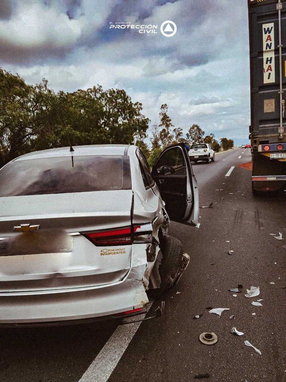 Sed\u00e1n Chevrolet con da\u00f1os en la parte trasera sobre la autopista 57, cerca de un tr\u00e1iler