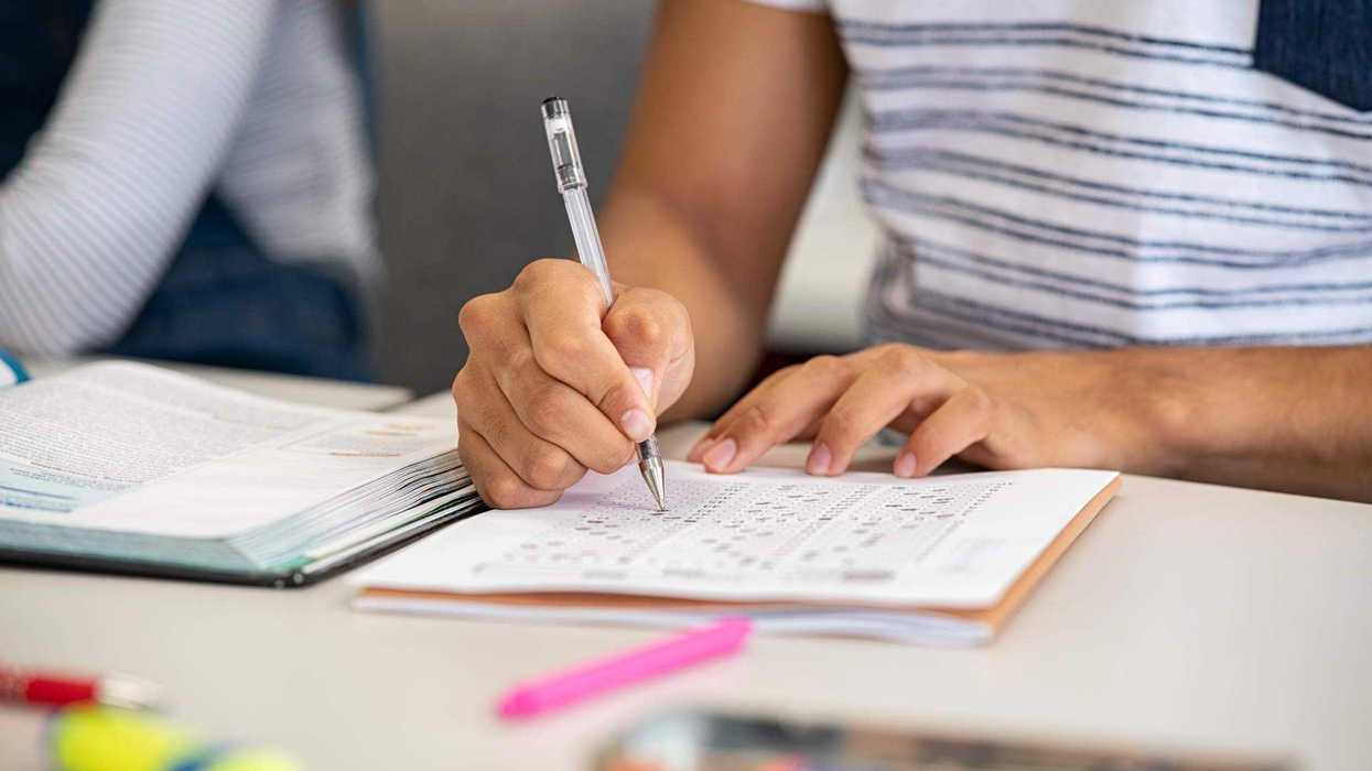 SEDEQ abre convocatoria de becas 2025-2026 para escuelas particulares.