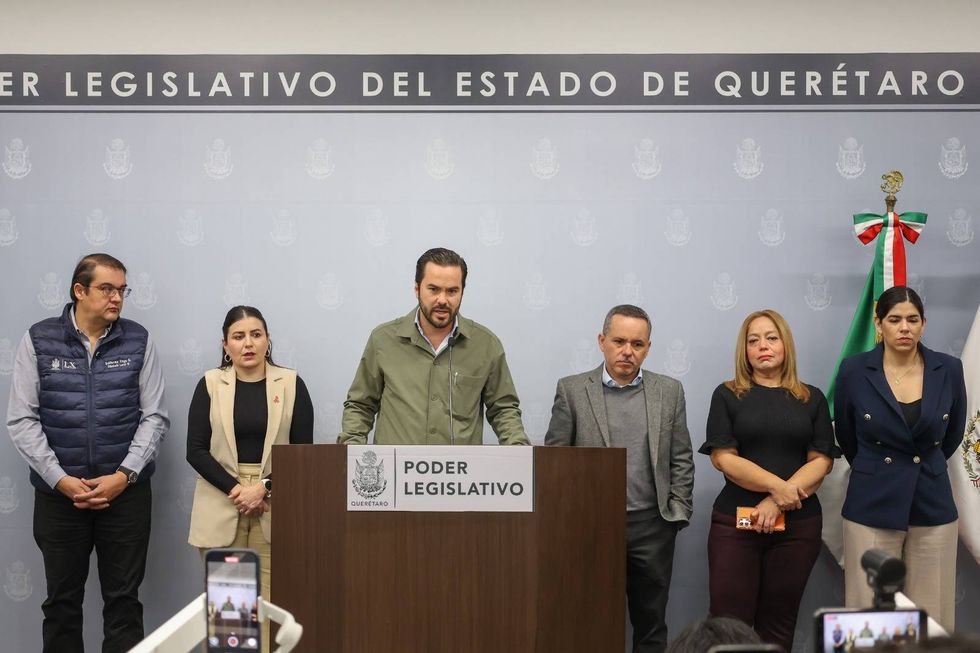 Seis diputados del Grupo Legislativo del PAN comparecen ante medios en la sala de conferencias de la Legislatura de Quer\u00e9taro