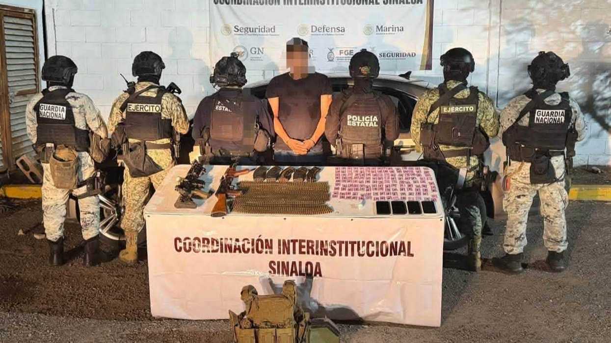 Seis elementos de la Guardia Nacional, el Ejército y la Policía Estatal custodian a un hombre detenido con el rostro cubierto digitalmente, frente a una mesa con un fusil, una ametralladora, cargadores, municiones y bolsas de droga aseguradas en Culiacán, Sinaloa.