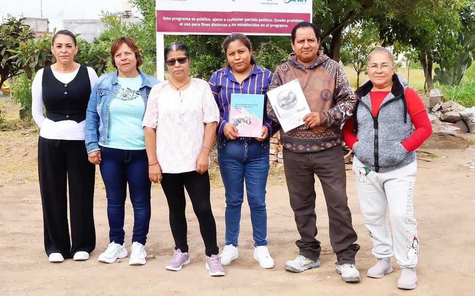 Seis integrantes del Comit\u00e9 de Contralor\u00eda Social de El Roc\u00edo 3 frente al letrero de obra JAPAM en San Juan del R\u00edo