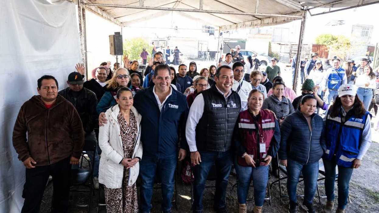 Seis integrantes del Comité de Contraloría Social de El Rocío 3 frente al letrero de obra JAPAM en San Juan del Río