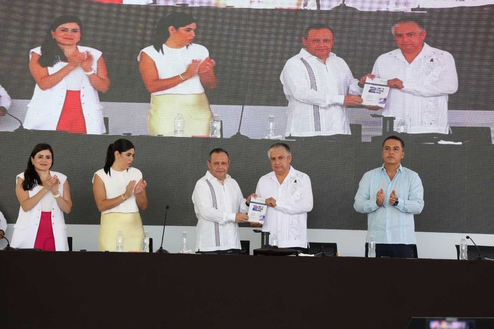 Seis integrantes del pres\u00eddium de pie frente a una pantalla y las banderas de M\u00e9xico y Quer\u00e9taro durante la sesi\u00f3n solemne del Informe 2025-2026 del Poder Judicial de Quer\u00e9taro.